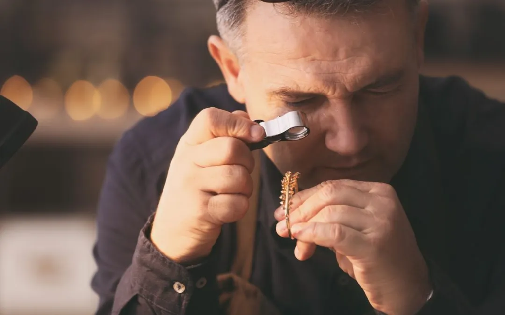 jeweller appraises the value of gold